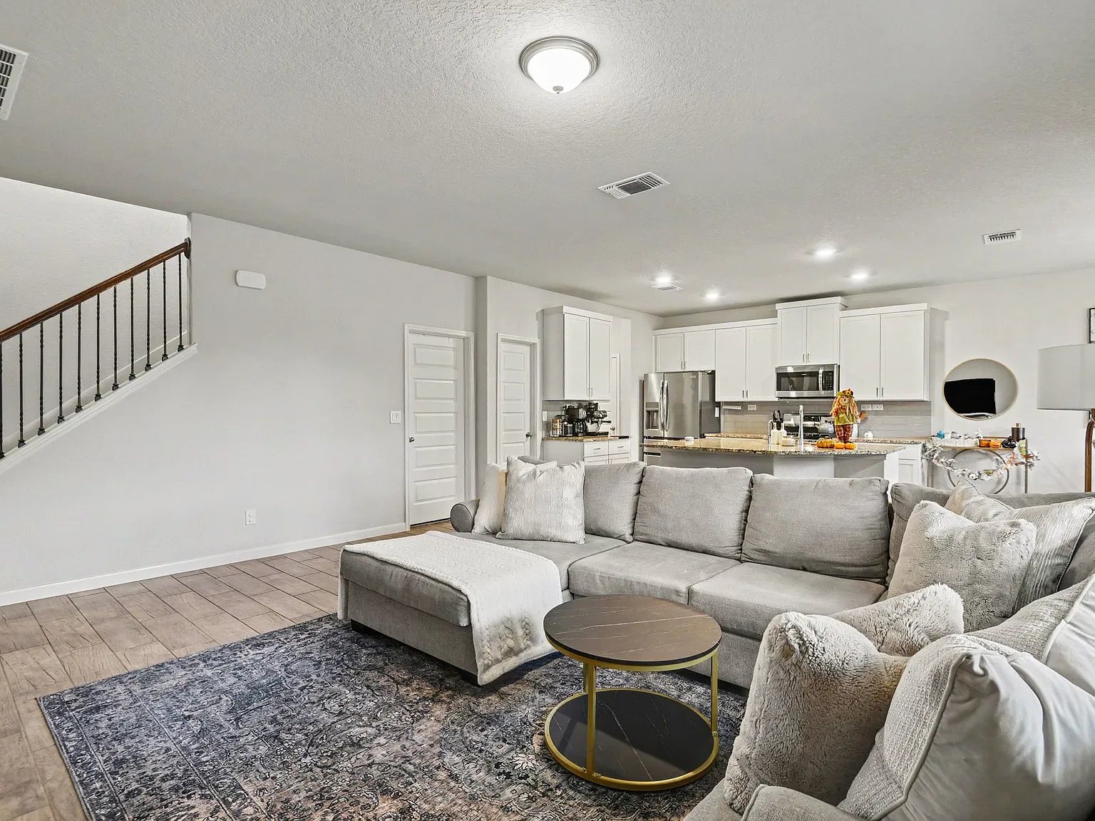 4 bed, 2.5 bath, 2540 sqft, $2,950 — Photo 2