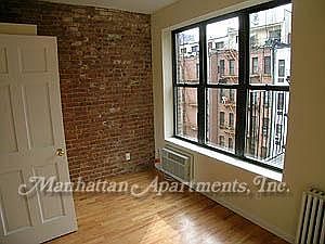1st image of 318 E 90th St