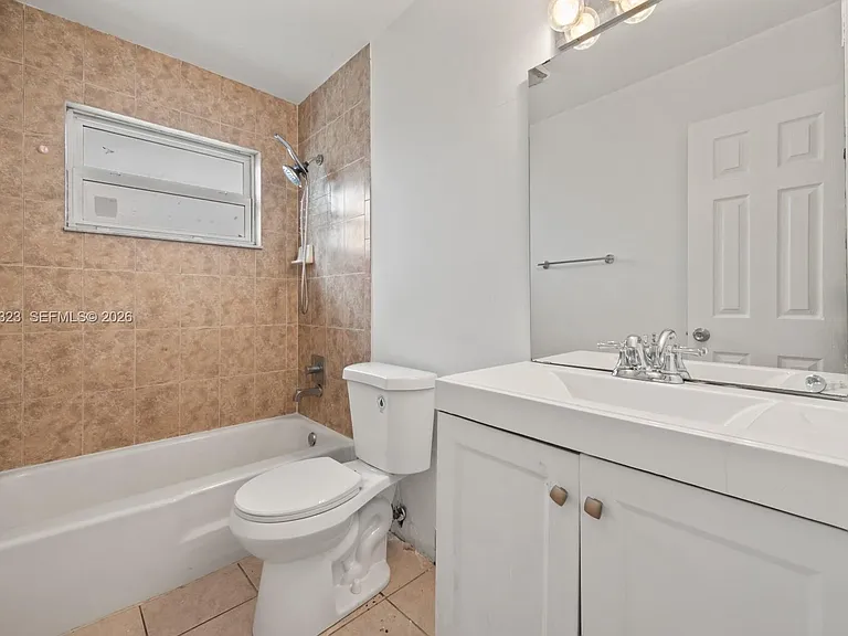 608 SW 16th Ave #3 — Photo 4