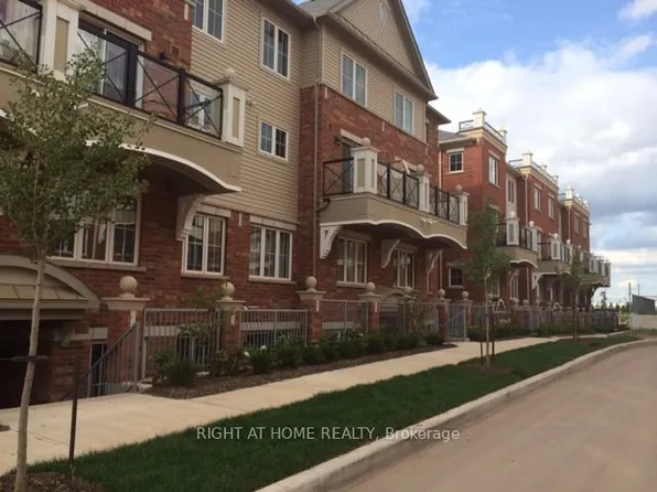 43 Hays Blvd #1, Oakville, ON L6H 0J1