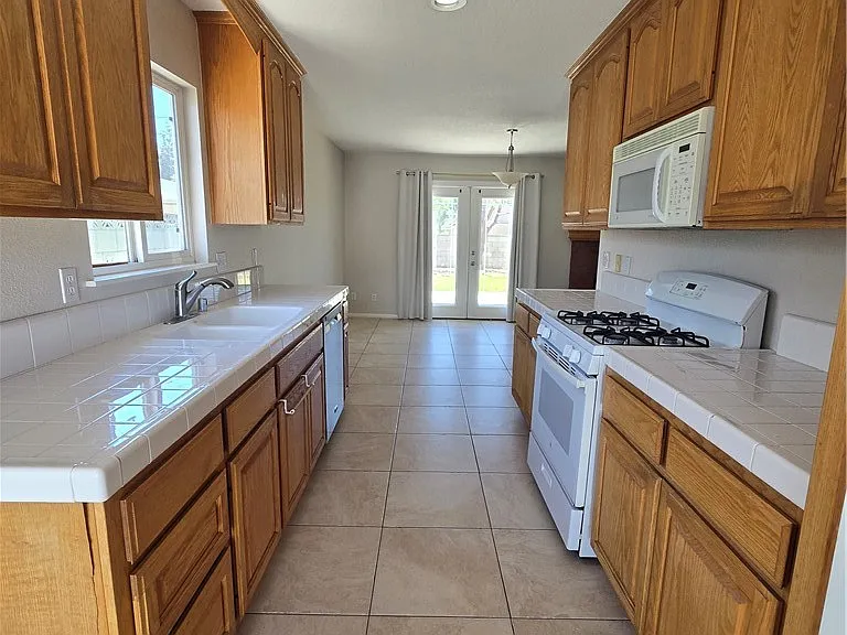 394 N Clinton St — Photo 15
