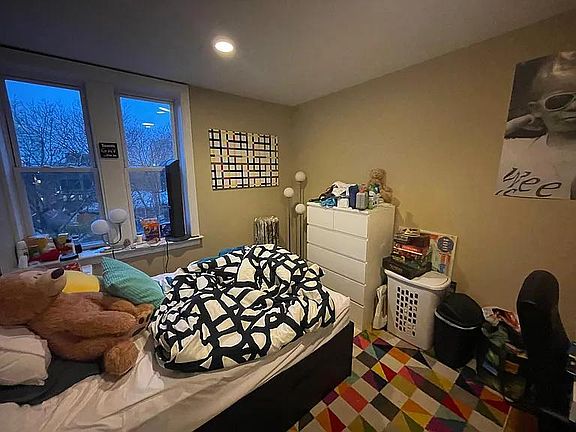 2nd image of 49 Egmont St #582