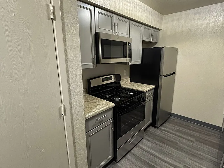 Sierra View Apartments — Photo 10