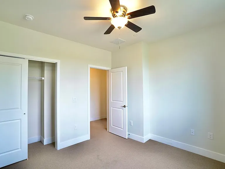 813 Lakeview Ct #44L — Photo 24