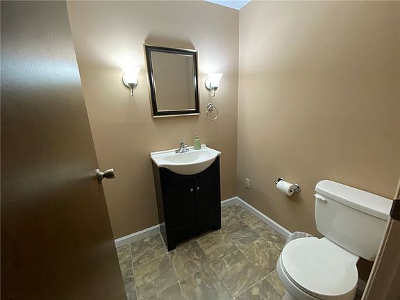 4th image of 20 Broxbourne Dr