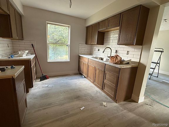 5th image of 450 Kitchener St