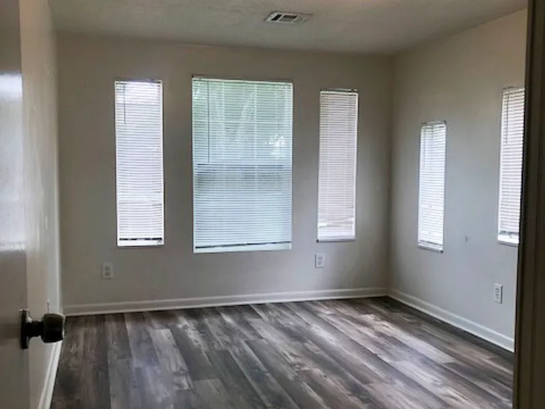 5555 Barton Dr — Photo 6