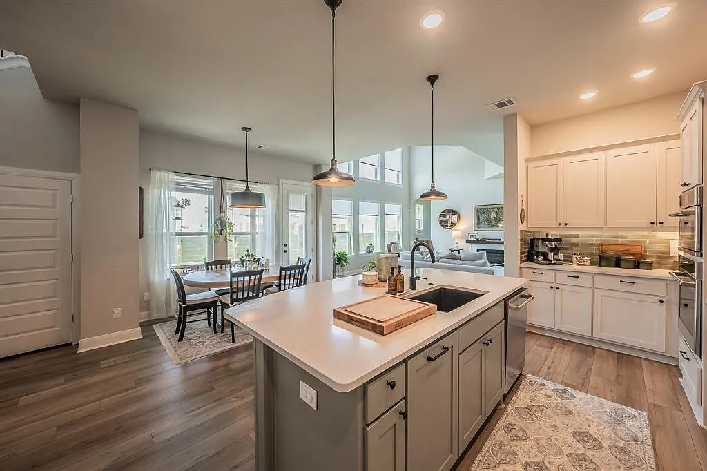 3 bed, 2.5 bath, 2375 sqft, $4,450 — Photo 3