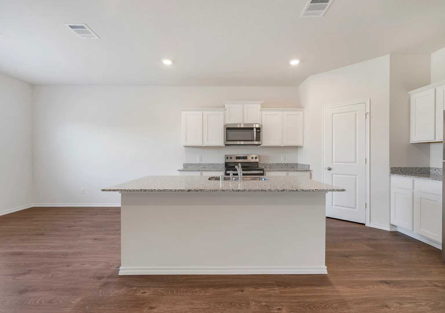218 Mina Street — Photo 3
