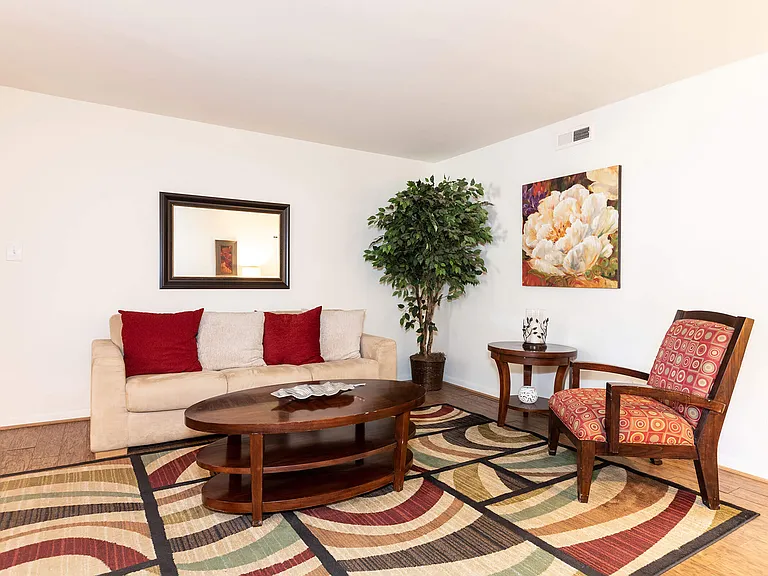 Newport Lake Apartments — Photo 6