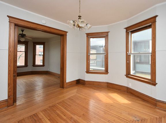 4th image of 1917 W Berteau Ave