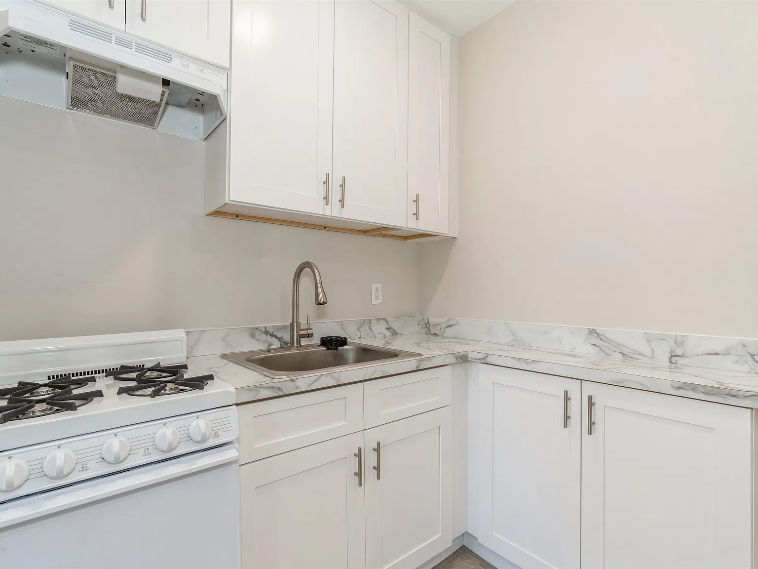 Studio, 1.0 bath, 400 sqft, $1,800 — Photo 3