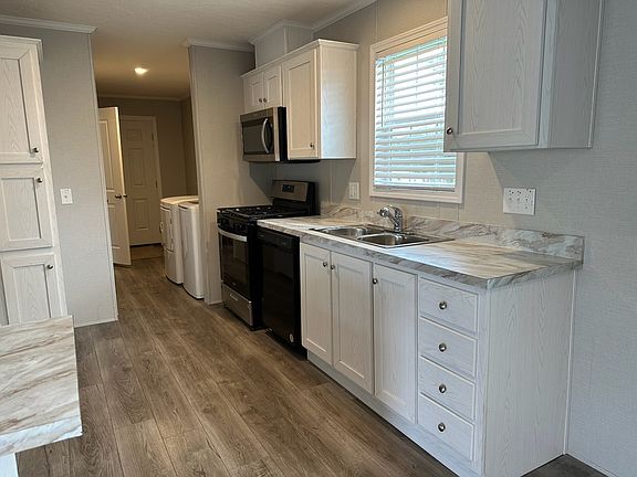 2nd image of 180 Oak Ave #180