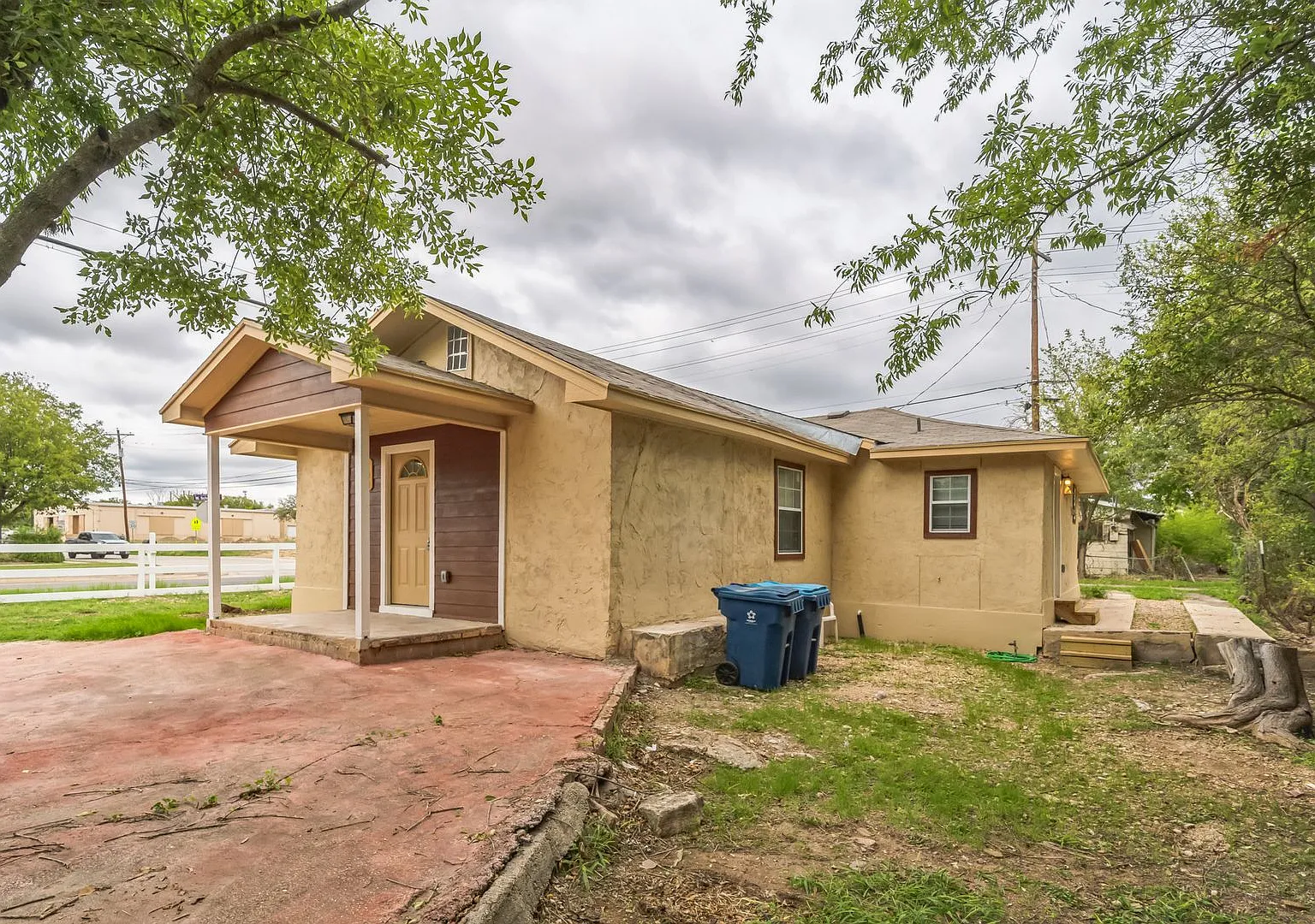 For Lease 2 Bedroom, 1 Bath Corner Home in Kerrville, TX — Photo 2