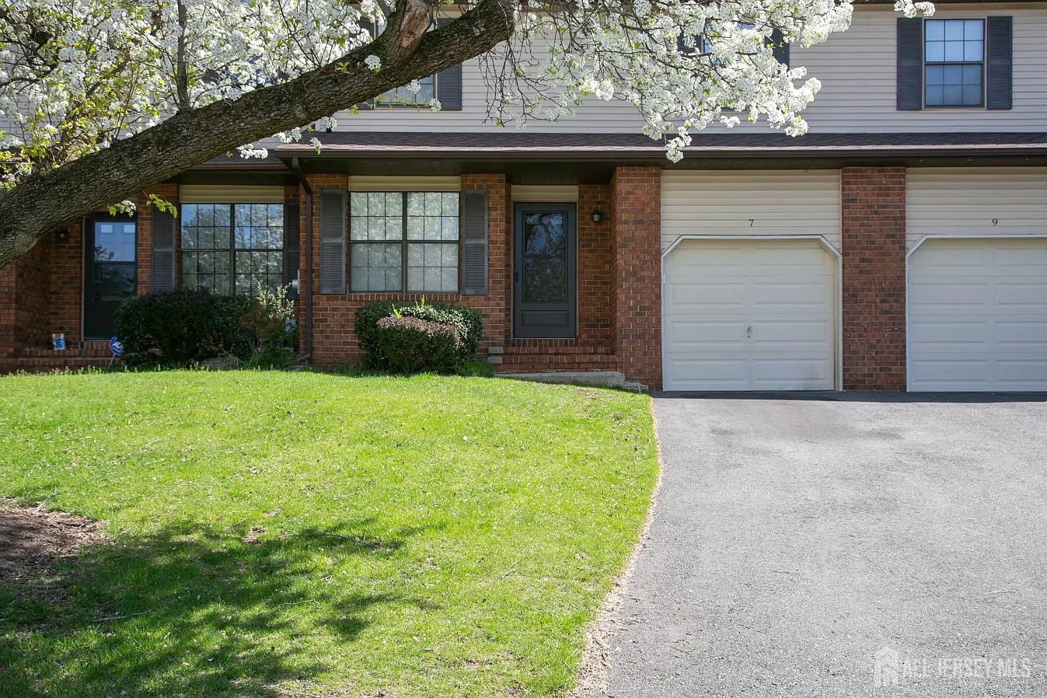 3 bed, 2.5 bath, 1447 sqft, $3,800 — Photo 2