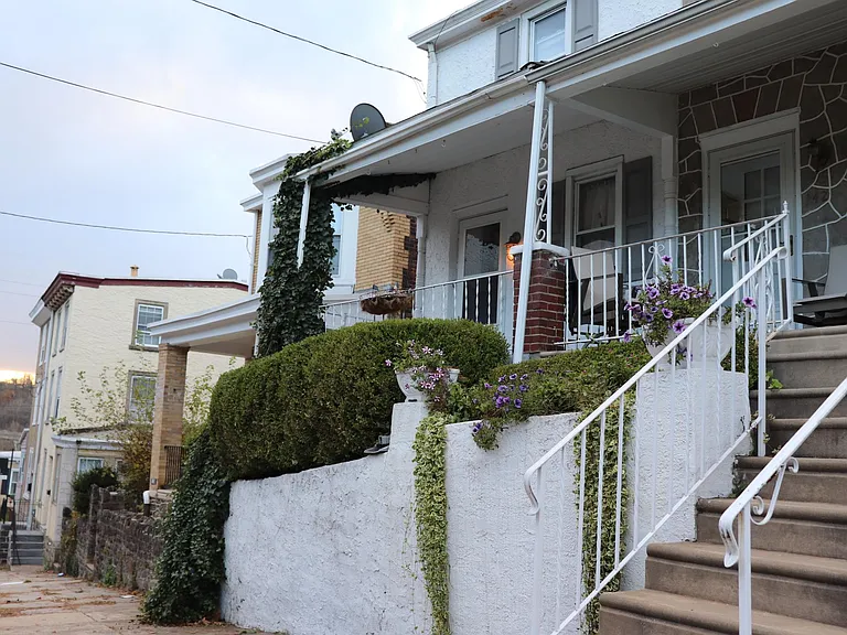 140 Shurs Ln — Photo 1