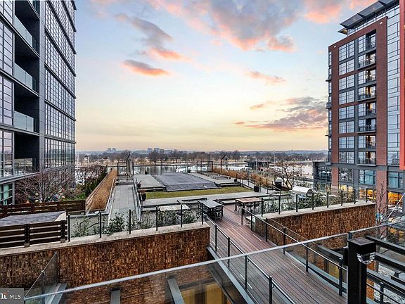 4th image of 45 Sutton Sq SW Unit 403