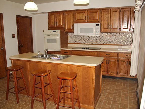 4th image of 33 Oakwood Dr