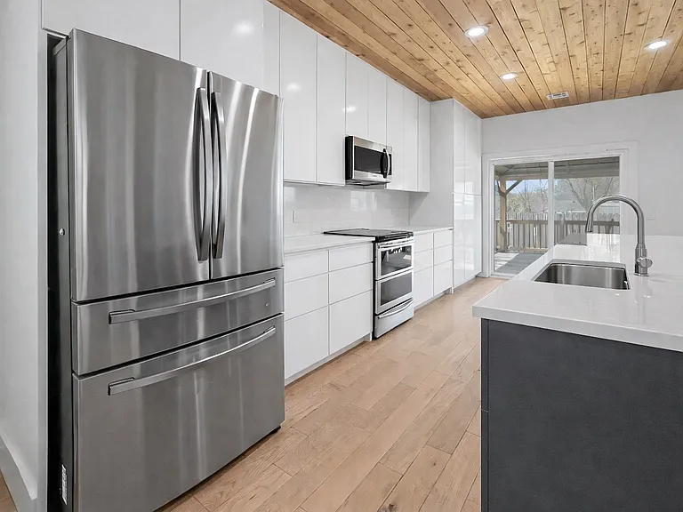 110 SE G Ct — Photo 7