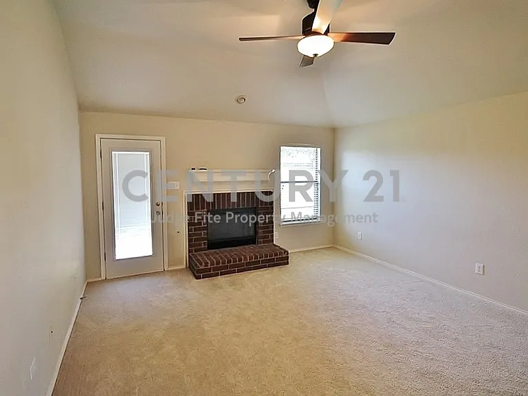 2816 Park Springs Dr — Photo 4