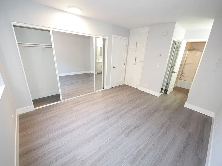 Pier Apartments — Photo 8
