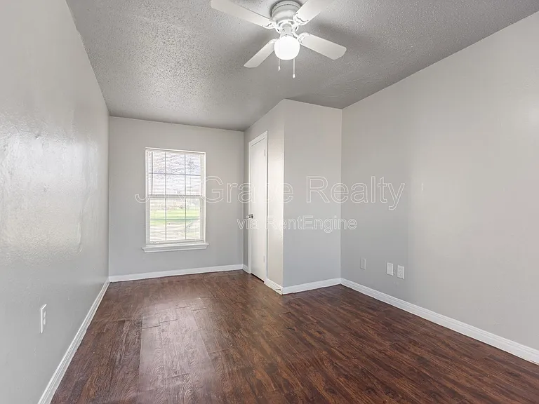 1720 Webster Ave — Photo 7