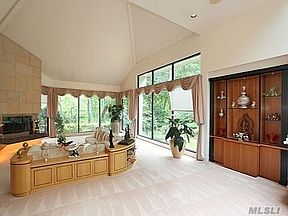1st image of 8 Mansion Dr