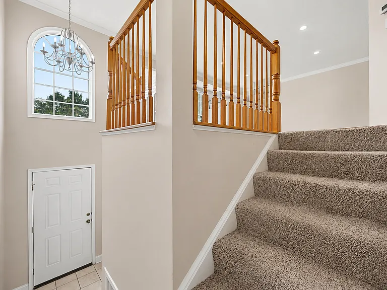 724 Bush Dr — Photo 3