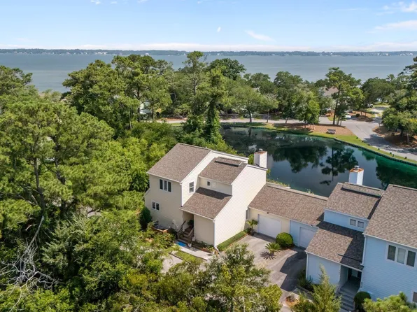 300 Mcginnis Drive, Pine Knoll Shores, NC 28512