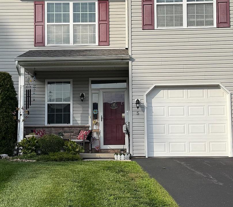 1st image of 5 Emily Ct
