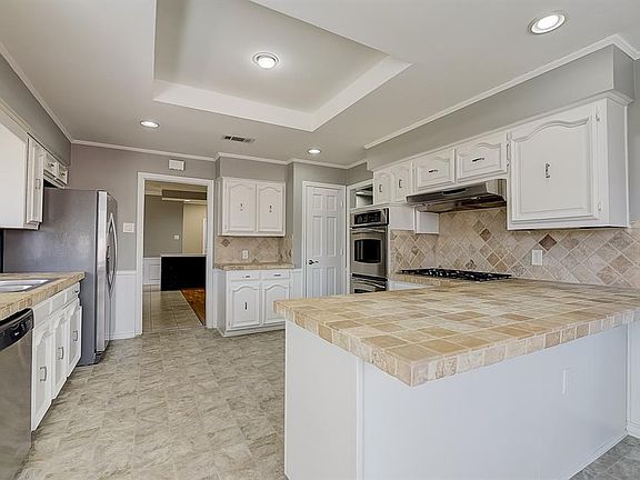 2nd image of 5120 Leafy Ln