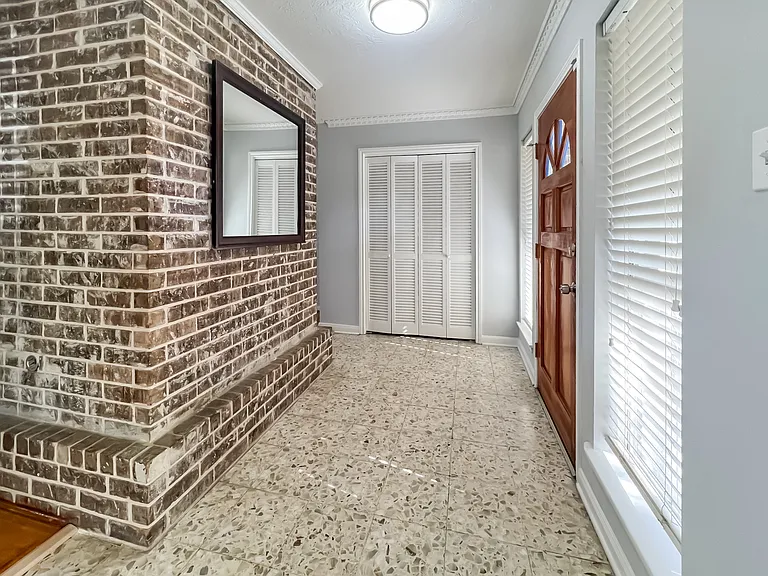 9206 Sharpview Dr — Photo 13