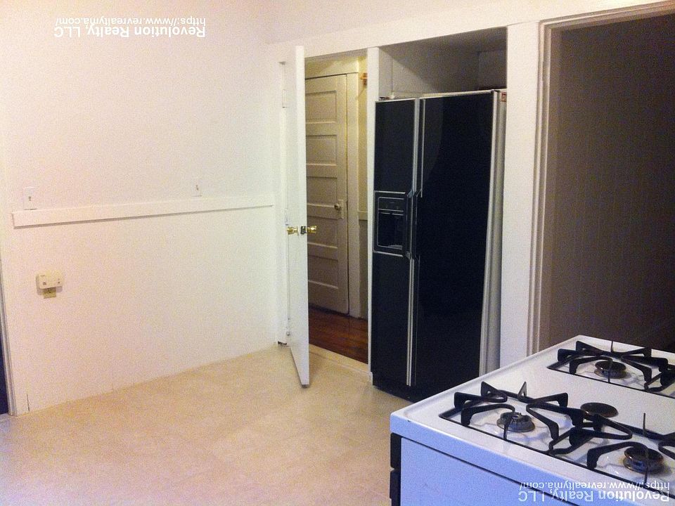 2nd image of 10 Reeds Ct #4