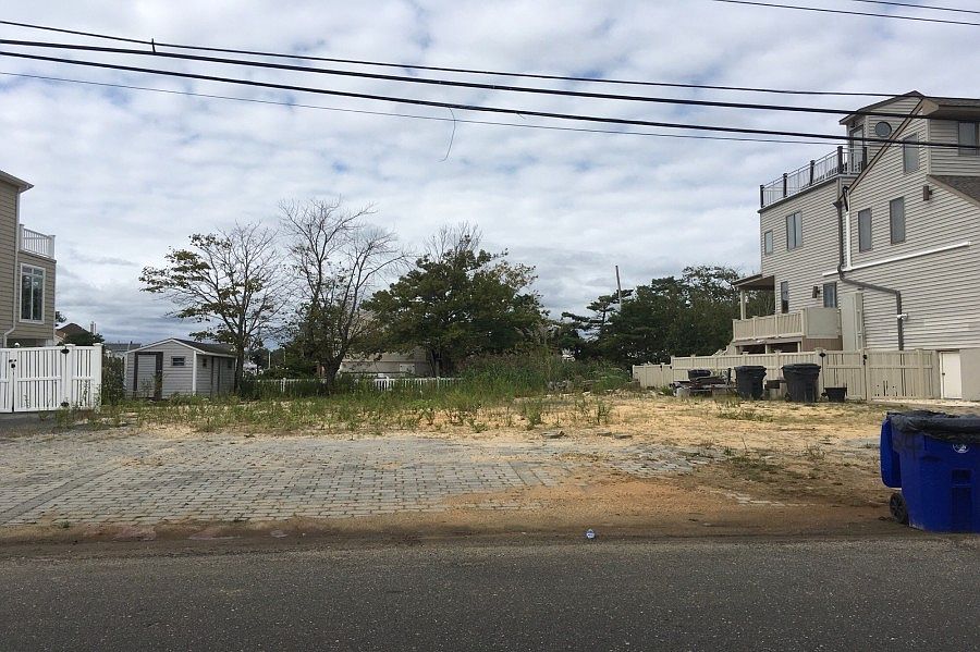 1st image of 20 Bay Point Dr