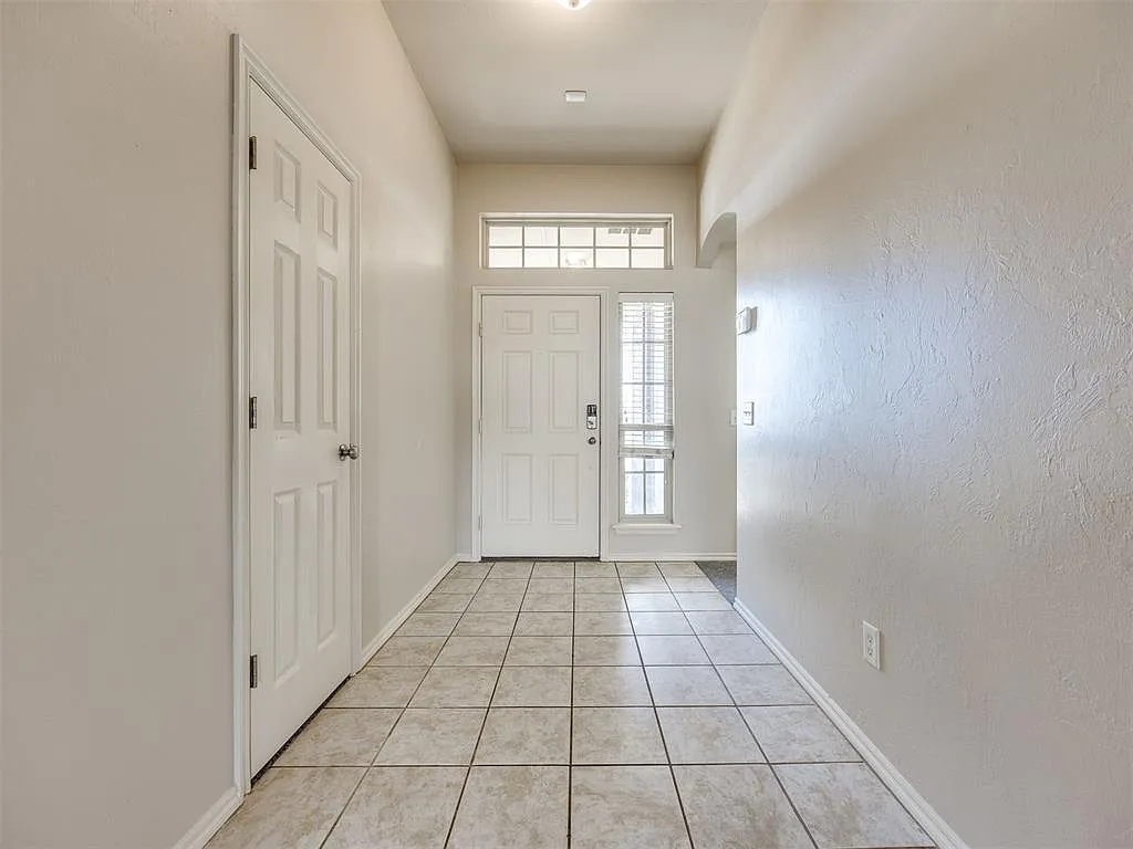 3 bed, 1827 sqft, $1,875 — Photo 2