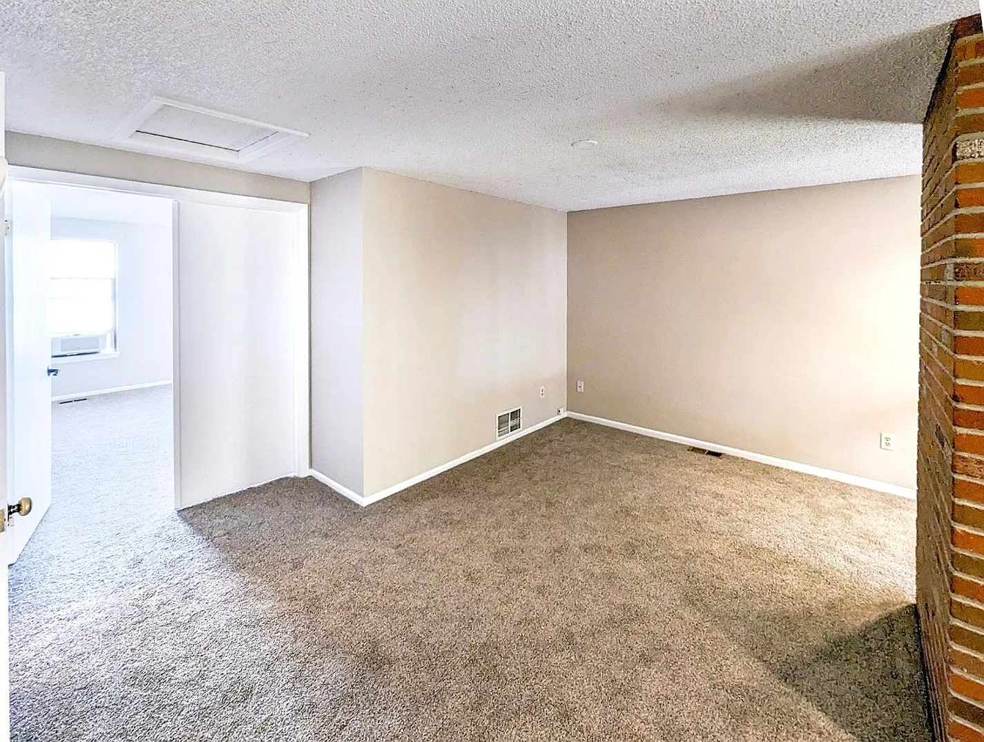 Two Story 3 bedroom +Loft townhome with a pool — Photo 2