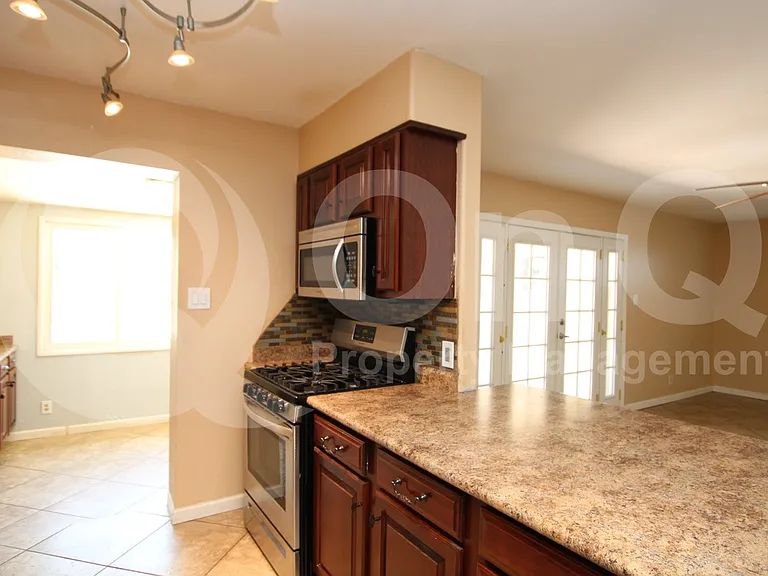 425 E Continental Dr — Photo 3