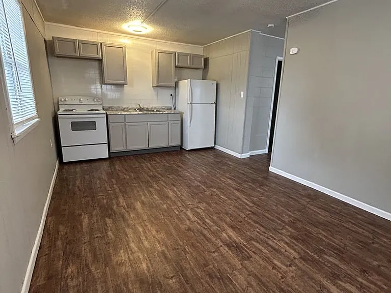 1411 S Broadway St — Photo 3