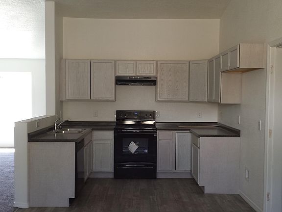2nd image of 3900 Majesta St