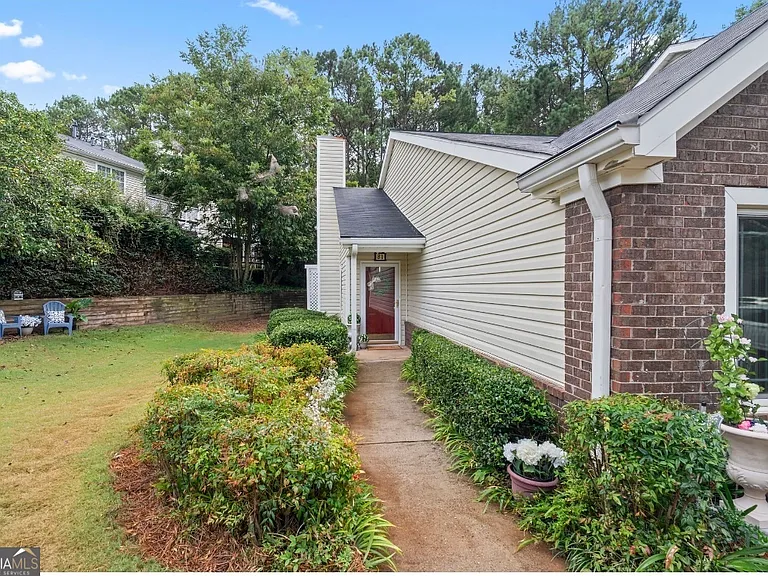81 Hampshire Ct — Photo 3
