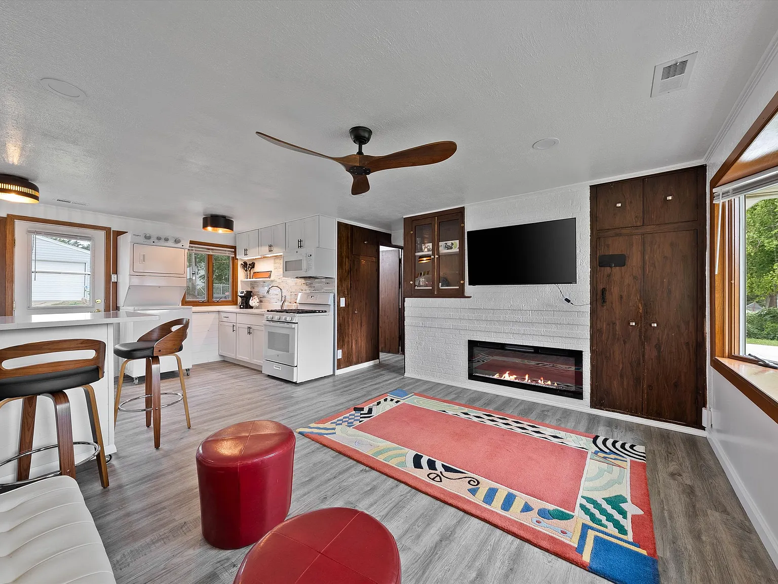 2 bed, 706 sqft, $2,000 — Photo 2