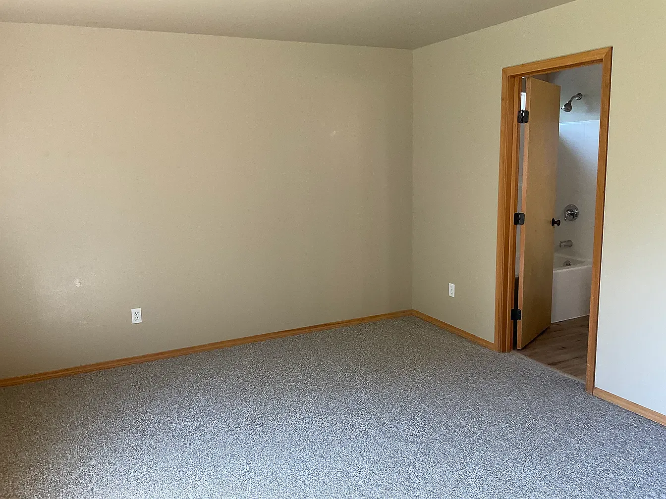2 bed, 1300 sqft, $800 — Photo 2