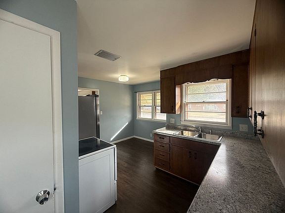 5th image of 3014 Avenue E