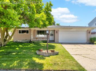 4840 Iowa Dr, Warren, MI 48092