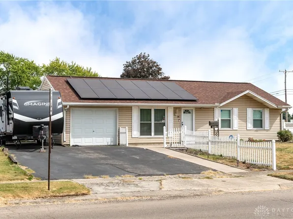 18 Stratmore St, New Carlisle, OH 45344