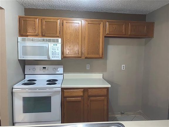 4th image of 7425 Canoga Cir