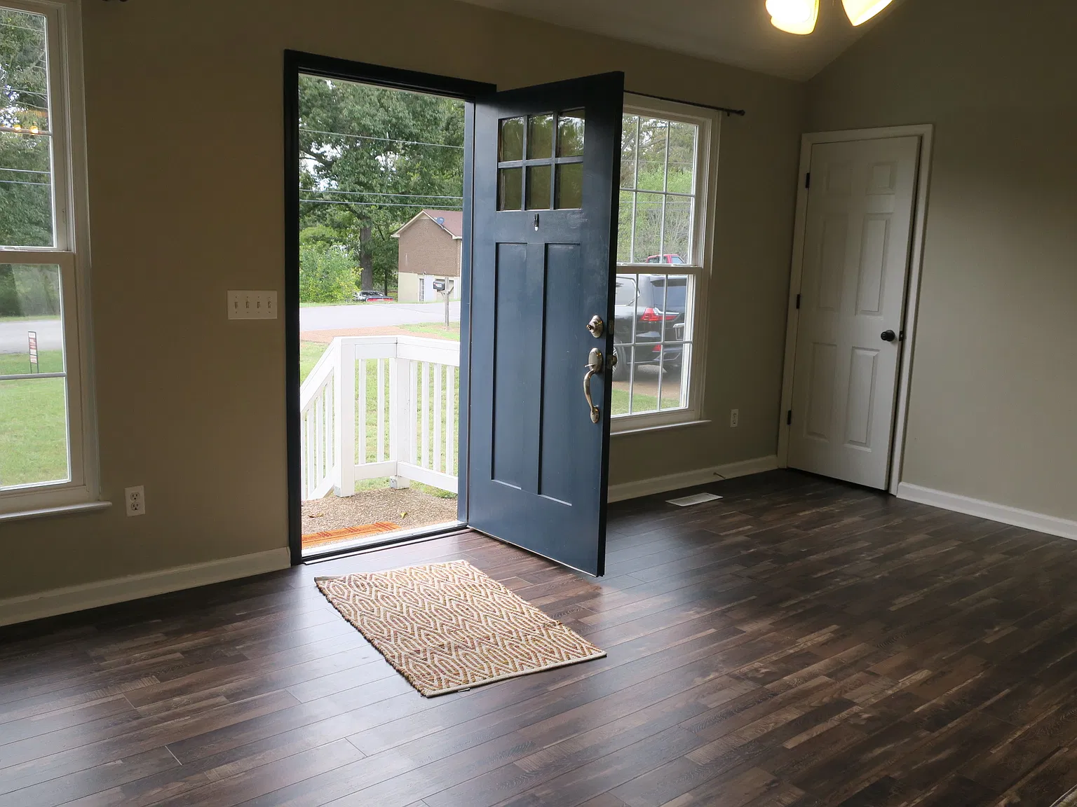 3 bed, 1200 sqft, $2,100 — Photo 2