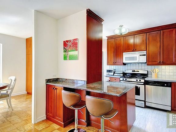 3rd image of 160 E 38th St APT 31E