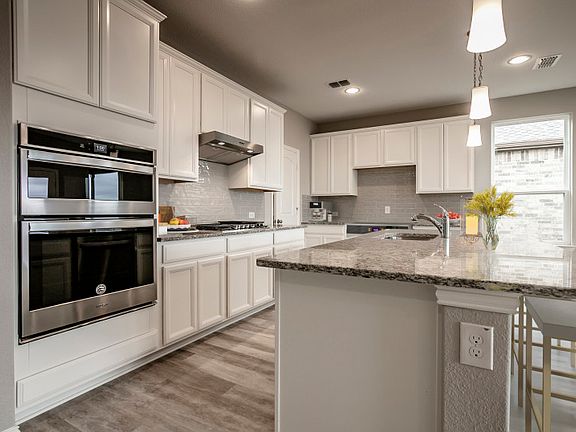 Spacious, island kitchen with eat-in bartop and abundant cabinet space