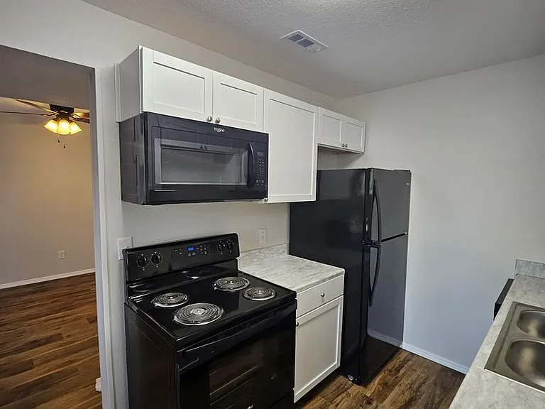 1100 W Crow St — Photo 7